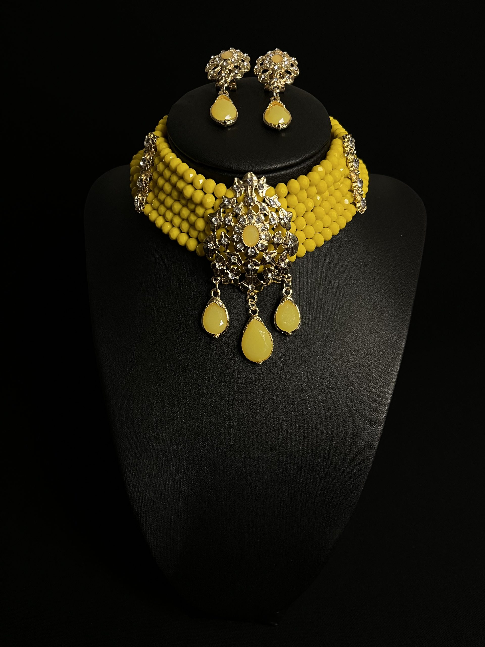RAS-DE-COU JAUNE