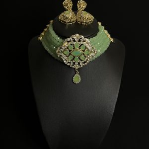 RAS-DE-COU VERT AMANDE